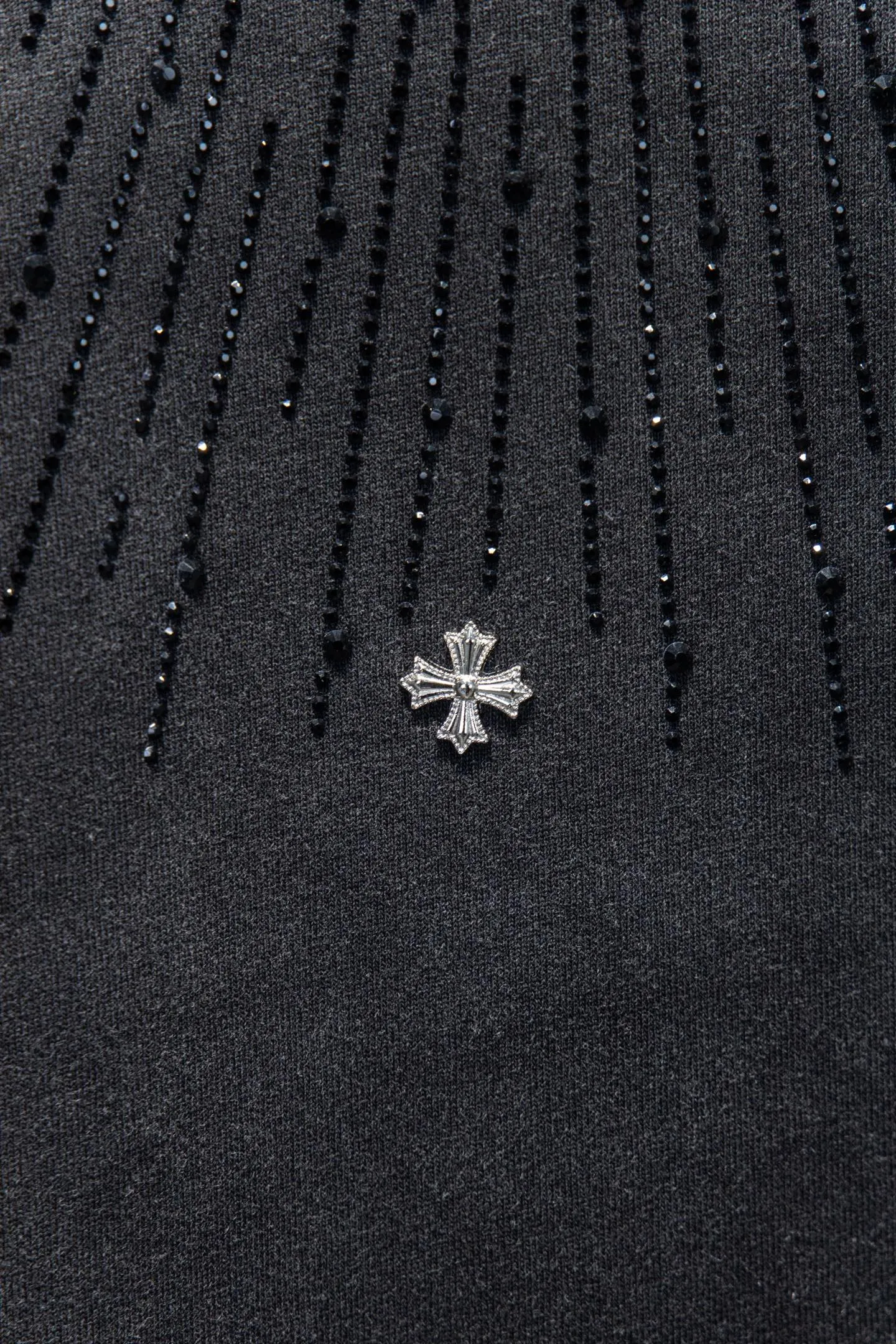 🅿️200 Style No.: 7252# Chrome hearts washed sandblasted rhinestone short sleeves • 25ss ⚠YB custom-woven and dyed fabric, color rhinestones, pattern The fabric is woven by imported machines, the uniqueness of the cloth texture creates a perfect garment effect. The fabric is made of 260g net cloth with 320g 1*1 rib, 4-color environmentally friendly dyed fabric, and the threads are in the same cylinder with no color difference.  Garment dyeing, garment washing and snow-frying process, and partial sandblasting to make it look old and white. Hat, collar, pockets, cuffs, front and rear threads, the details are clearly visible. Double yarn combed pure cotton high-end dust-free fabric, 32-pin high-end textile thread 70D ultra-fine elastic stitching, nearly invisible threading, close-fitting and comfortable. The white gray fabric is dyed, washed and sanded to make it old, showing the grayish blue light effect of the original black. Thousands of Austrian rhinestones are specially ordered to have the bling of natural crystals under the light. Bling effect, multi-section reflective points, extremely high production cost, laser molding includes computer engraving machine and laser machine It is accurate in granules. Finally, it is ironed at high temperature to finalize the shape. After ironing, you need to repeatedly test the firmness on the ironing pattern. It can show colorful reflections under the light. The collar webbing extends to the shoulder for reinforcement, and the stitches are knocked down at the connection. The hem and The cuffs are all made of 0.2mm needle-pitch double-thread turning. They are carefully produced at high cost. The weight of the entire garment reaches more than 1 kilogram. The attitude of making goods with a magnifying glass restores the quality and effect of the product. A full set of customized accessories only presents every detail to customers. The body of the garment is made of hardware and rhinestones, which greatly increases the interest of the garment and creates a unique visual effect. The special washing effect creates a unique aged effect.  The Paris short-sleeve must be the first short-sleeved piece in spring and summer that blurs the boundaries of unisex style. It has a classic dropped shoulder, oversize version, and a loose and casual upper body.  Color: Washed Black White Size: S M L XL